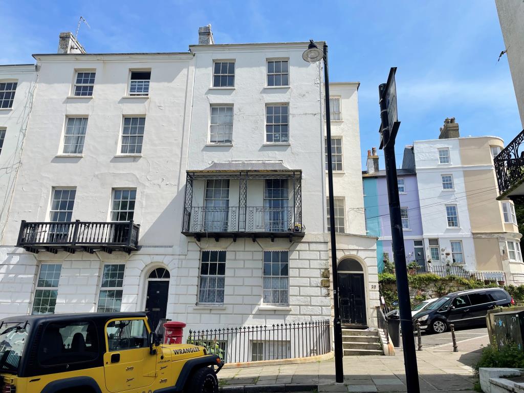 Lot: 96 - BLOCK OF FIVE FLATS FOR IMPROVEMENT - Period, end of terrace property in white rendering